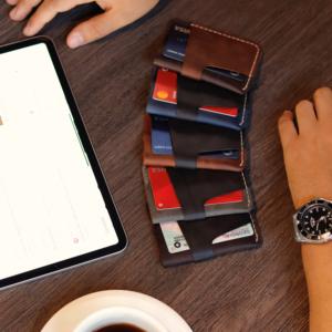 กระเป๋าหนังแท้ทำมือสไตล์มินิมอล ดีไซน์ธุรกิจทันสมัย สองสี ขนาดบางเฉียบ ใช้ได้ทุกวัน สีน้ำตาลเข้ม ปรับขนาดได้ ใส่บัตรประชาชน - Product Image 5