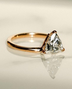 Anillo de Diamante Cultivado en Laboratorio de 1.30 Quilates con Corte Trillón, Diseño Solitario con un Diamante Brillante CVD o HTHP - Product Image 3