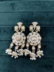 Boucles d'oreilles chandelier ethniques plaquées or pour filles, occasions de mariage, avec motif en forme de cloche en alliage de zircon - Product Image 3