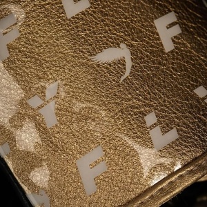 Gants de boxe Fly Black Golden les plus vendus, fabriqués sur mesure, prix abordable, logo personnalisé, gants de sparring en cuir véritable - Product Image 3