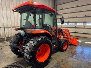 Tractor cargador de cabina usado Kubota M7060 en stock al mejor precio - Product Image 5