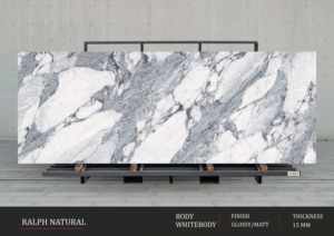 Intérieur sophistiqué, profondeur rehaussée par des finitions en dalles de porcelaine grises à haute brillance de 1200x2400 mm - Product Image 1