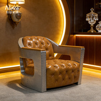 Fauteuil d'aviateur de luxe en aluminium, chaise longue moderne industrielle en cuir capitonné avec design latéral évidé pour club, bar, salon