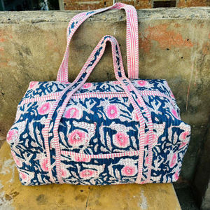 Grand sac de sport en tissu matelassé en coton pour femmes sac de voyage et de nuit fait à la main avec motif imprimé bloc - Product Image 1