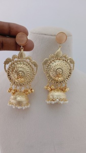 Temple Radiance Jhumkas Set South Indian Temple Jewelry Finition luxueuse Ornementation unique Fabriqué en laiton Produit en vrac - Product Image 5