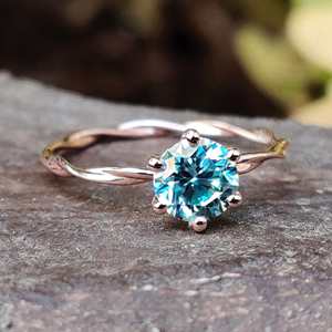 Anillo de compromiso de diamante de corte redondo azul atemporal con juego de moissanita en plata de ley 925 para mujer - Product Image 1