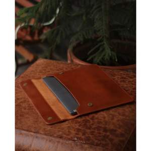 Étui professionnel intemporel exclusif en cuir fabriqué à la main pour ordinateur portable avec un design élégant fabriqué par des artisans indonésiens - Product Image 5