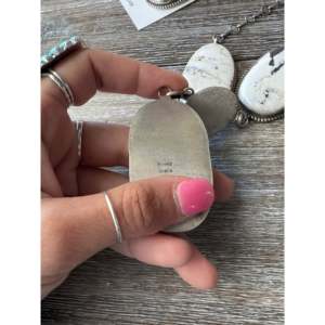 Ensemble de bijoux fins en argent sterling et buffle blanc Navajo, comprenant un collier et des boucles d'oreilles - Product Image 6