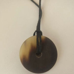 Collar con Colgante de Cuerno de Búfalo, Joyería Tribal Natural y Sostenible para Mujer, Alta Calidad - Product Image 1