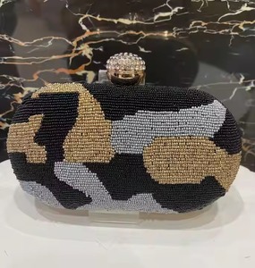 Pochette brodée de perles élégante faite à la main de meilleure qualité pour les femmes sac à main de mariage et de fête décoré de perles avec fermeture à bouton - Product Image 2