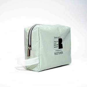 Sac de rangement cosmétique de mode d'usine BSCI avec motif de bonbons de Logo personnalisé de fermeture éclair pour le voyage de maquillage fait de papier de Tyvek de tissu - Product Image 1