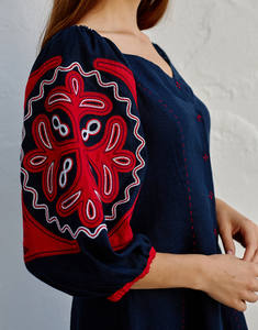 เดรสคอวีแขนยาวลายปักสไตล์ยูเครน,ชุดคลุมเข่าแฟชั่นผ้าคอตตอนความยาวปานกลางดีไซน์เนอร์ - Product Image 3