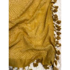 Pañuelo Floral Bordado con Mandala Color Mostaza Suave, Estampado Digital a Mano, Cuadrado, de Algodón Chiffon Bandhani con Pompones para Verano - Product Image 3