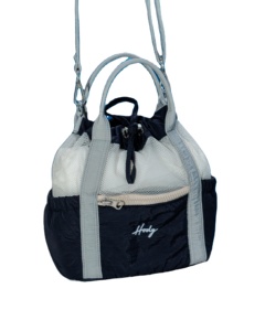 Sac à bandoulière élégant et léger avec un matériau froissé de qualité supérieure et une sangle réglable, fermeture à cordon pour un usage quotidien décontracté - Product Image 1