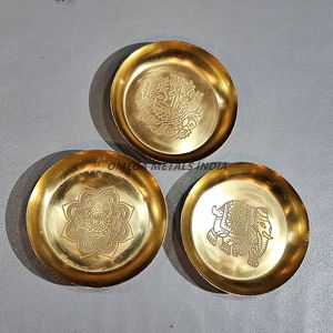 Collection unique de plateaux dorés avec différentes tailles et textures, idéale pour servir des amuse-gueules et ajouter du glamour aux événements - Product Image 2