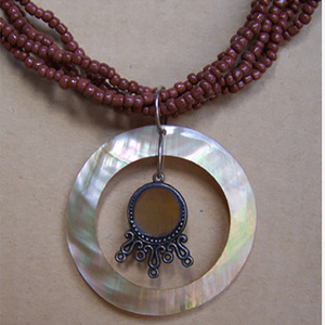 Bijoux en coquillages, collier bohème rose en nacre avec motif de perles de coquille de nacre, cadeaux religieux chrétiens - Product Image 1