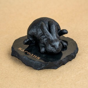 Figura de conejo de shungita - Product Image 3