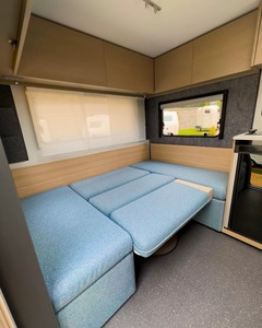 Mini Caravana YORULMAZ Assos 390, Remolque de Viaje para 2 Personas, Aluminio Ligero, Diseño Moderno, Serigrafía, Exterior Negro - Product Image 4