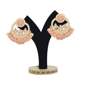 Pendientes de estilo religioso étnico clásico Perlas y cuentas iluminadas por la luna con aleación chapada en oro y cadenas para fiestas de bodas ortodoxas - Product Image 1