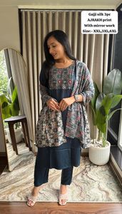 Kurti de Seda Cosmos Gaji con Trabajo de Espejos Reales, Ropa de Boda para Mujer, Hecho en India, En Stock - Product Image 4