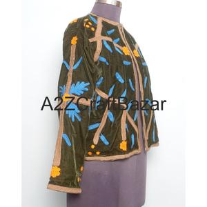 Chaqueta de Terciopelo Vintage de Rajasthan para Invierno, Bordado Floral, Cuello Redondo, Borde Estilo Suzani, Mangas Largas, Forro de Algodón Puro - Product Image 4