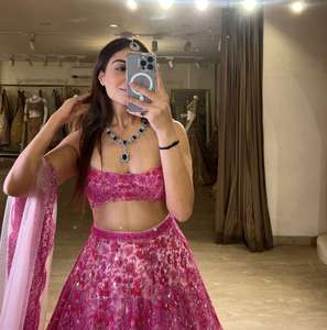 Magnifique Lehenga Choli de mariage en soie avec broderie lourde de fils et travail de paillettes, impression à la main - Product Image 3