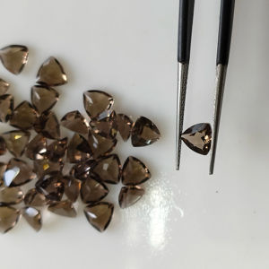 Piedras Preciosas Red Mountain Gems, Cuarzo Ahumado Natural de 6MM, Corte Trillón, Piedra Preciosa Suelta de la Mejor Calidad para Joyería - Product Image 1
