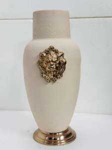 แจกันสีชมพูอ่อนประดับด้วยลวดลายสิงโตสีทองบนฐานโลหะชิ้นส่วนตกแต่งที่เหมาะสำหรับห้องนั่งเล่นและห้องนอนทำจากโลหะ - Product Image 2