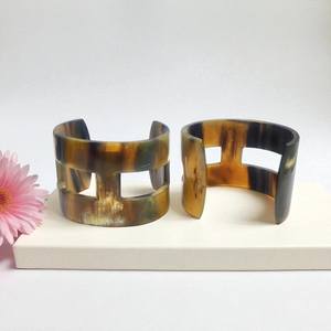 Brazalete de Cuerno de Búfalo Moderno de Origen Ético, Hecho a Mano, Pulido, Ecológico, Artesanía Natural, Joyería de Moda, Arte - Product Image 3