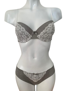 Ensemble de soutien-gorge à armatures pour femmes à la mode Ensemble de soutien-gorge pour femmes avec dentelle sur le devant Non Push Up d'Indonésie - Product Image 2