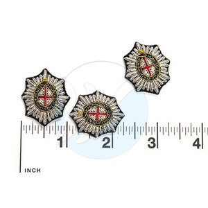 โรงงานผลิตตราสัญลักษณ์ปักดิ้นทองคุณภาพสูง เป็นมิตรกับสิ่งแวดล้อม พร้อมเข็มกลัดนิรภัย สามารถปรับแต่งได้ เหมาะสำหรับใช้กับเสื้อผ้า - Product Image 3