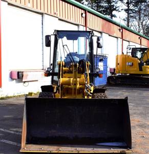 Chargeuse sur pneus Caterpillar modèle 2008, capacité nominale de 9 tonnes, puissance de 55 kW, pompe hydraulique TCM, couleur jaune, vue avant, équipement lourd - Product Image 2