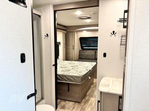 NUEVO D-U-T-C-H-M-E-N RV K-O-D-I-A-K ULTIMATE 3221RLSL MODELO 2024 DE ALTO RENDIMIENTO, 36 pies de largo, 2000 kg de carga útil, color oscuro, en venta - Product Image 2