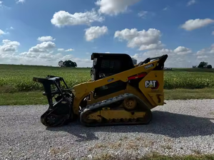 Caterpillar 289D3 d'occasion 2022 avec 2022 Cat HM215 Tête de paillis Cat Skid Steer Loader - Product Image 2