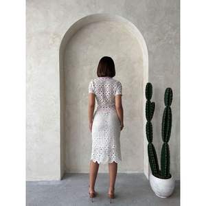 Vestido Camisero Informal con Detalles de Encaje y Mezclilla - Product Image 1