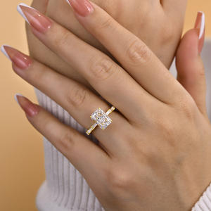 Bague en or jaune plaqué avec pierre centrale en CZ taille radiant 7x9 mm et pierres latérales en baguette effilées, bijoux de fiançailles - Product Image 3