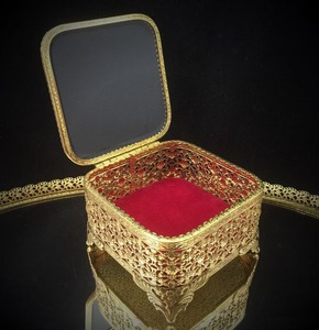 Boîte à bijoux en métal et en verre, organisateur doublé de tissu doux pour les accessoires féminins, choix de cadeau - Product Image 6