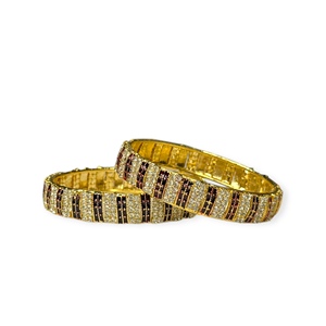 กำไลข้อมือลายเรขาคณิตสุดฮิต ชุบทอง ประดับมุกและงานฝังพลอย เหมาะสำหรับงานแต่งงานและงานปาร์ตี้ เครื่องประดับคุณภาพพรีเมียม - Product Image 1