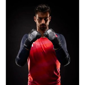 Gants de sport pour jeunes au meilleur prix Gants de gardien en latex noir et blanc disponibles en gros - Product Image 5