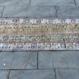 Alfombra turca vintage de 2x5.2 pies (61x158 cm), alfombra de lana con motivos de plantas y árboles azules - Product Image 3