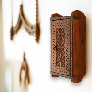 กล่องไม้วินเทจพร้อมประตู | ตู้เซฟ/กล่องเก็บของดีไซน์ชนบทที่แขวนแบบแกะสลักด้วยมือสำหรับทางเข้าและของตกแต่งบ้าน - Product Image 1