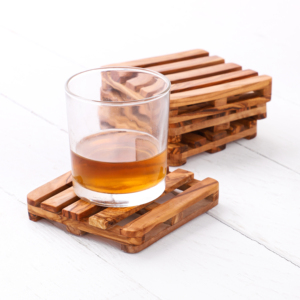 Sous-verres classiques en bois d'olivier personnalisés et écologiques, réutilisables et lavables, accessoires de bar pour la maison, les fêtes et le camping par ArtisRaw - Product Image 4