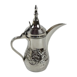 Dallah arabe brille sous le soleil du matin, son bec courbé chuchotant des histoires d'hospitalité passé à travers les générations - Product Image 5