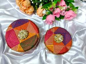 Caja Redonda Bordada Phulkari para Dulces, Caja Decorativa de Acero para Dulces, Regalos de Inauguración de Casa, Recuerdos de Boda, Regalos de Haldi Mehndi - Product Image 2