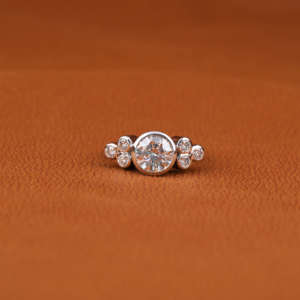 Anillo de compromiso de diamante de laboratorio de corte redondo de tres piedras personalizado 18 quilates chapado en oro sólido lujoso regalo de aniversario certificado IGI - Product Image 1