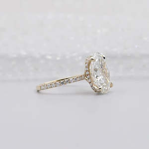 Anillo de compromiso con diamante cultivado en laboratorio certificado por IGI, con banda pavé y halo oculto, diamante ovalado certificado. - Product Image 2