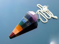 Péndulos Hexagonales de 7 Chakras Premium al por Mayor, Herramientas Energéticas para Tiendas de Cristales y Prácticos Holísticos (Estilo Mascota)