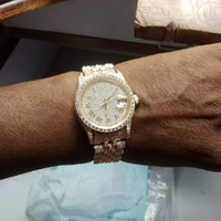 Montre d'affaires personnalisée à la mode plusieurs couleurs en acier inoxydable pour hommes montre cloutée de diamants