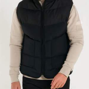 Chaqueta de hombre Mid Grey Gilet Pieza de capas moderna con cuello de embudo, bolsillos laterales funcionales y estilo versátil para todas las estaciones - Product Image 6