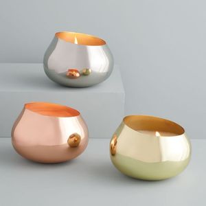 Pot à bougie en métal poli conçu pour rehausser l'élégance des bougies, avec une finition brillante et une construction robuste pour un usage quotidien - Product Image 4
